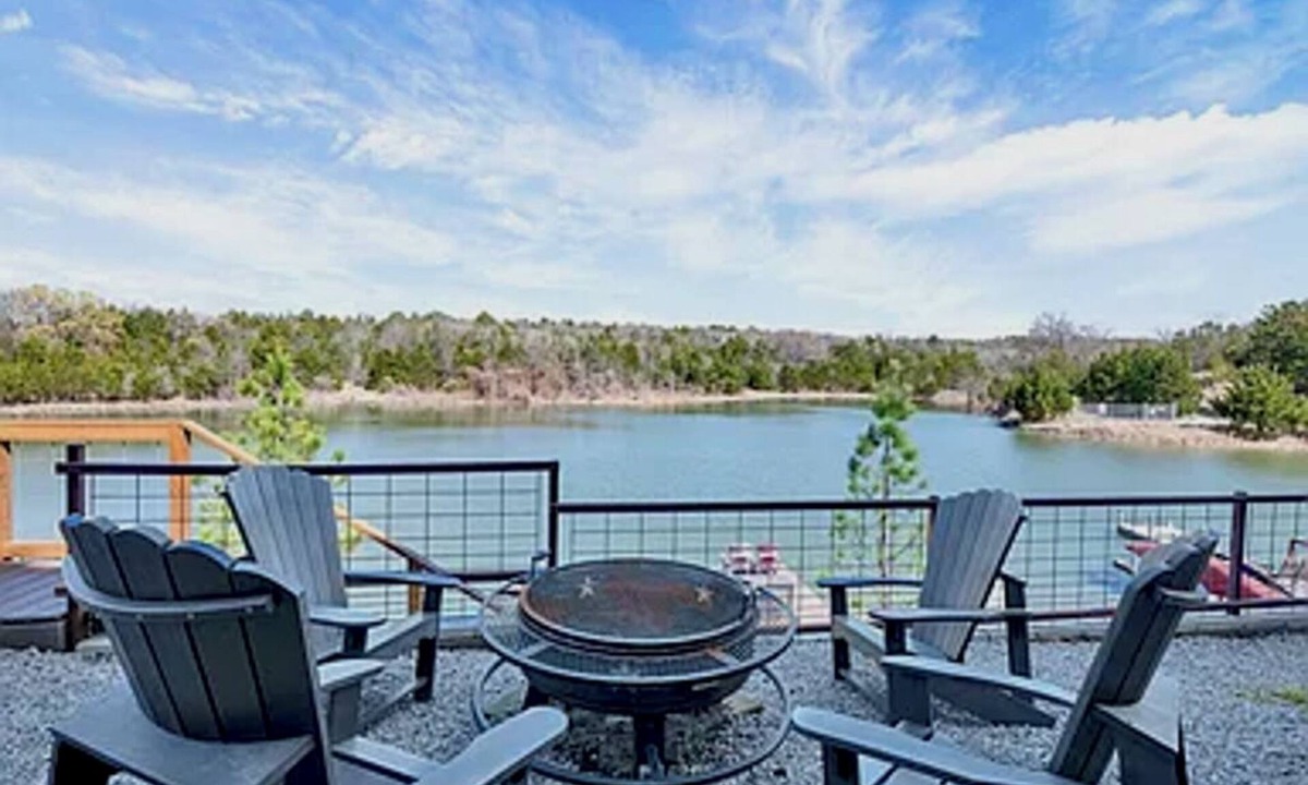 Pottsboro House | 3-Story Lakefront 4-bedroom Townhome on 5-acre Private Lake
