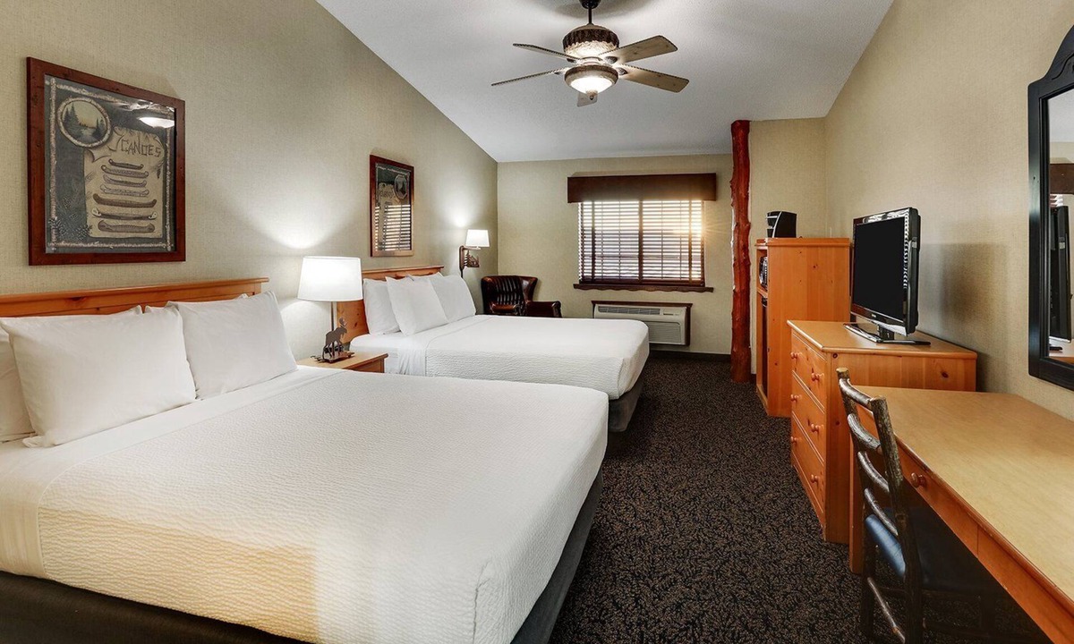 Moline Hotel | 3 Suites | Stoney Creek Hotel w/Pool Access | 0.7 mi to Mississippi Riverfront