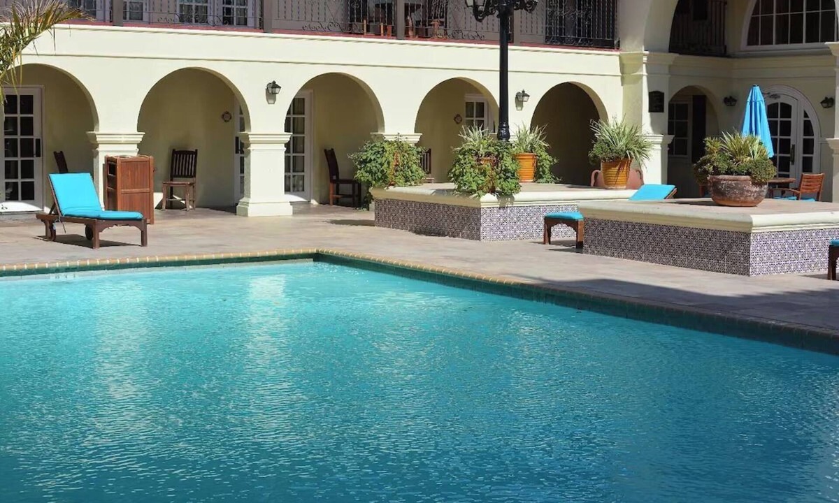 Western Division Hotel | 3 Suites with Grill, Pools & Pet-Friendly Stay Near Museums & Downtown