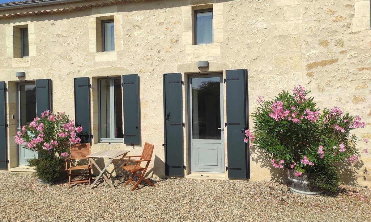 Puisseguin Cottage | 3 The Courtyard 4 Star Vineyard Gite