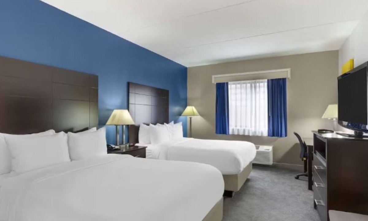 Mundelein Hotel | 3 Tranquil Family Suites in Mundelein | Hot Breakfast Included | Pets Allowed