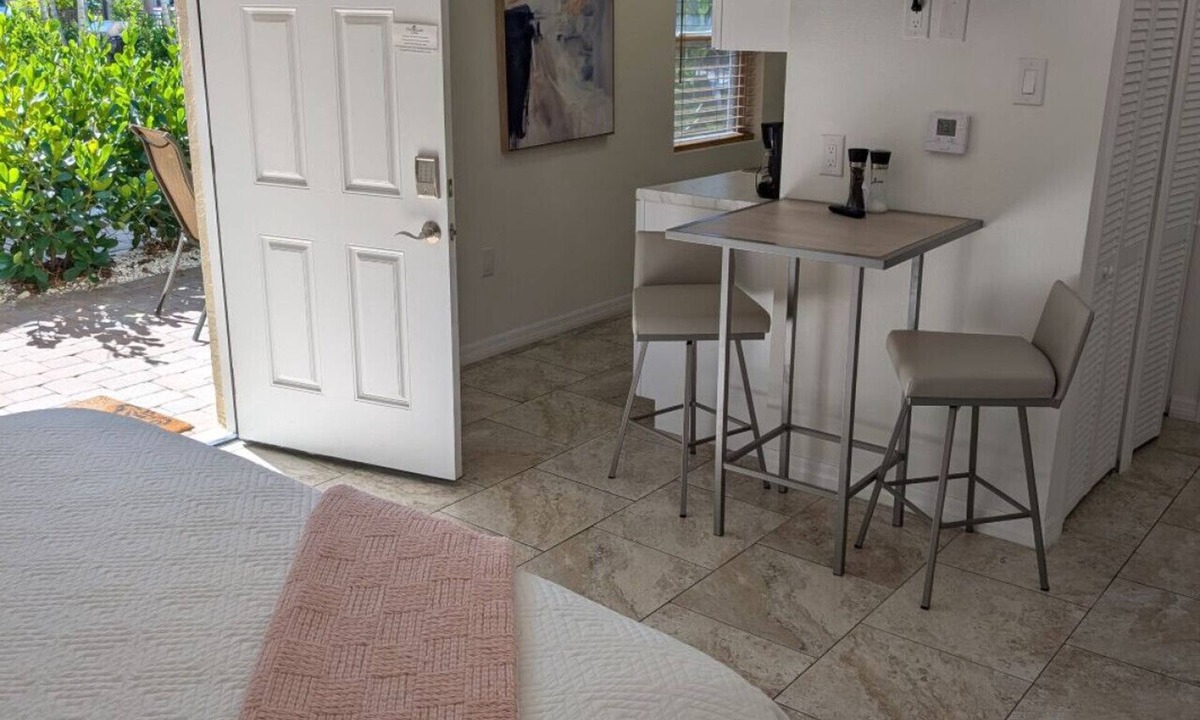 Siesta Key Hotel | #3-TwinPalms-King Studio Suite-3-min Walk to Siesta Key Beach, Heated Pool
