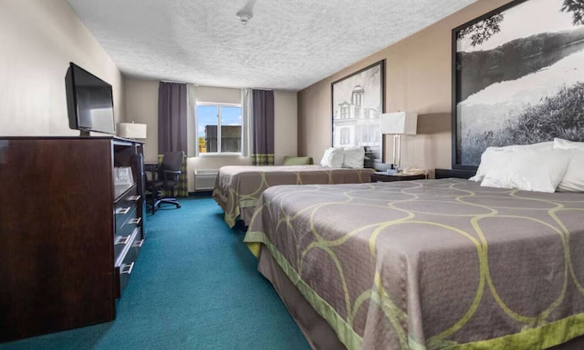 El Paso Hotel | 3 Units | El Paso Adventure Hub Near Peoria & Bloomington | Free Parking