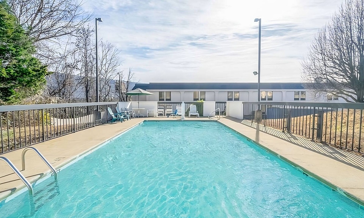 Lookout Valley Neighborhood Association Hotel | 3 Units with Free Parking, Near Ruby Falls, Pets Allowed! Seasonal Pool!