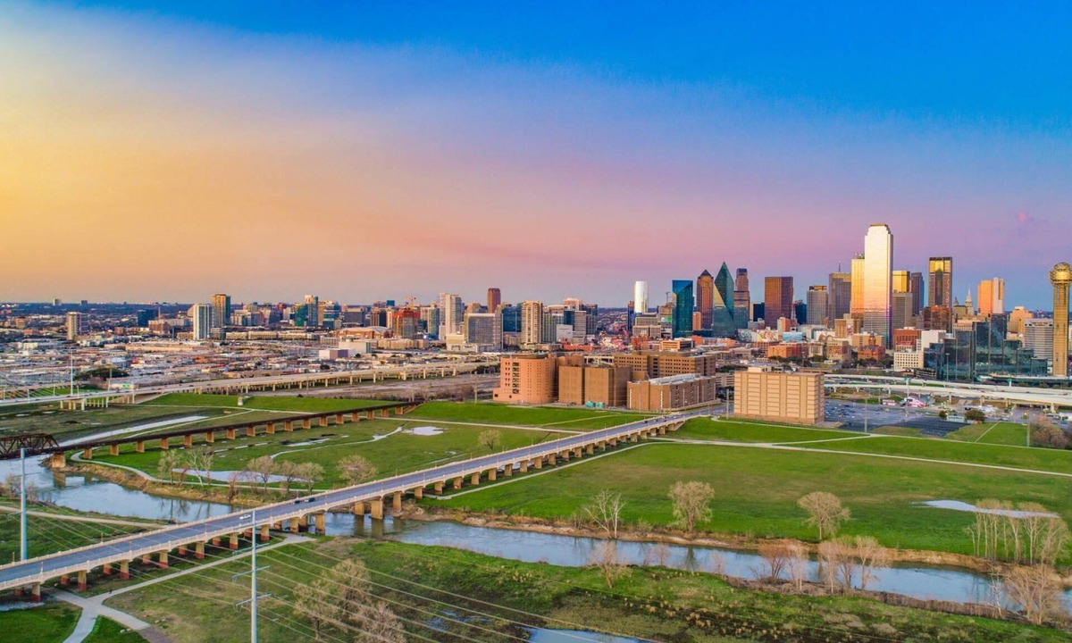 Fort Worth Cultural District House | 30 Day, Close to Downtown & Dickies Arena! Pet Friendly - Fenced in Backyard with Hot Tub & Firepit!