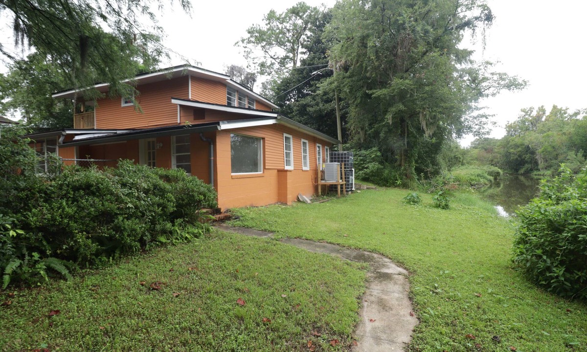 Fairfax House | 30+ Day Flexible and Temporary Housing. -King Sized Bed. -Home Office.
