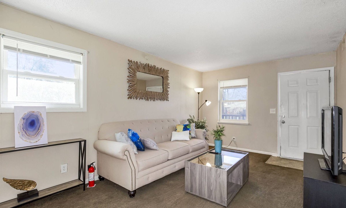 Independence House | 30 days minimum 2b1b Spacious unit near downtown/stadiums in independence MO