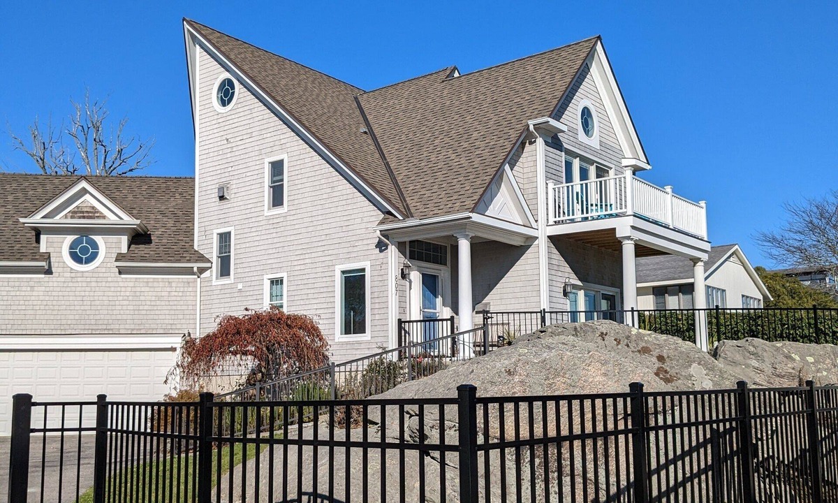 New London House | 30 % Discount Long Term Stay Pet Friendly LI Sound Water View Harbor Lighthouse