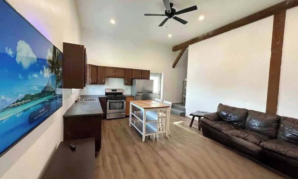 Fox Valley Apartment | 30 min to Chicago|2 TVs |Fireplace |W/D|Parking