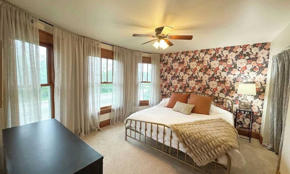 Fox Valley House | 30 mins to CHI, 3 Kings, BBQ Grill, TV, Spacious