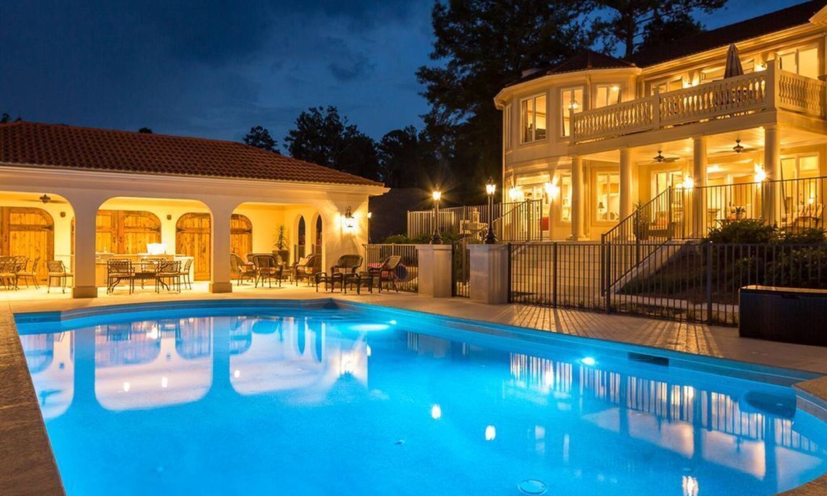 Greensboro House | 30% off until June, Elevator, Lake Front, Pool, Pontoon, Theater, Fire Pit, WOW