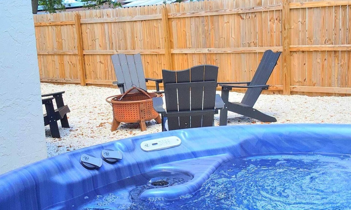 Holiday House | #30 The Holiday Retreat with jacuzzi
