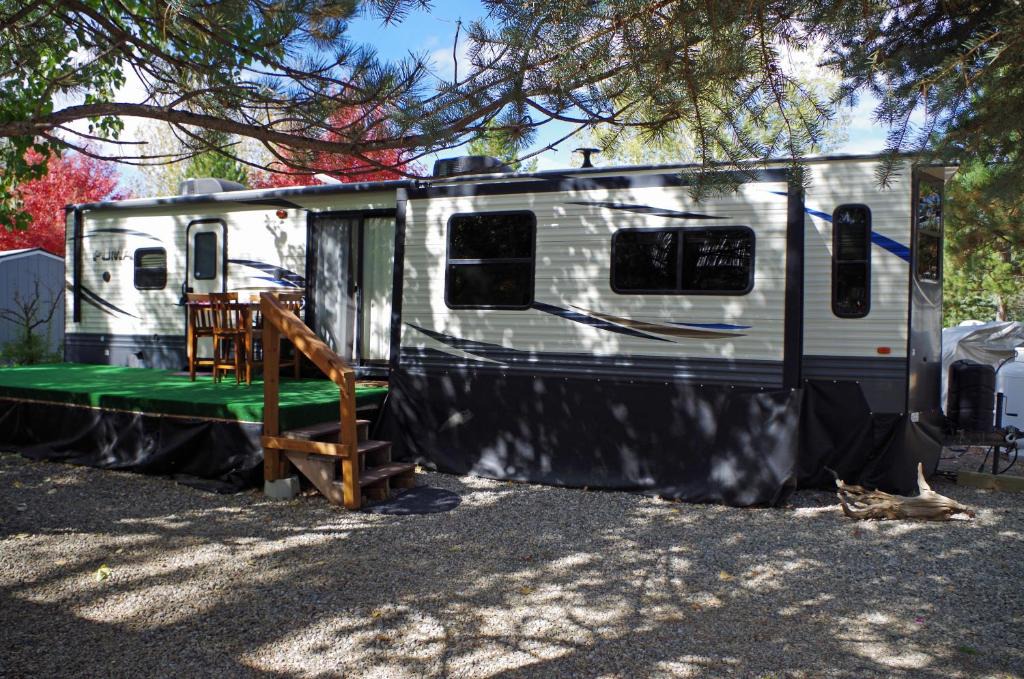 Cascade House | 300 feet from Payette river