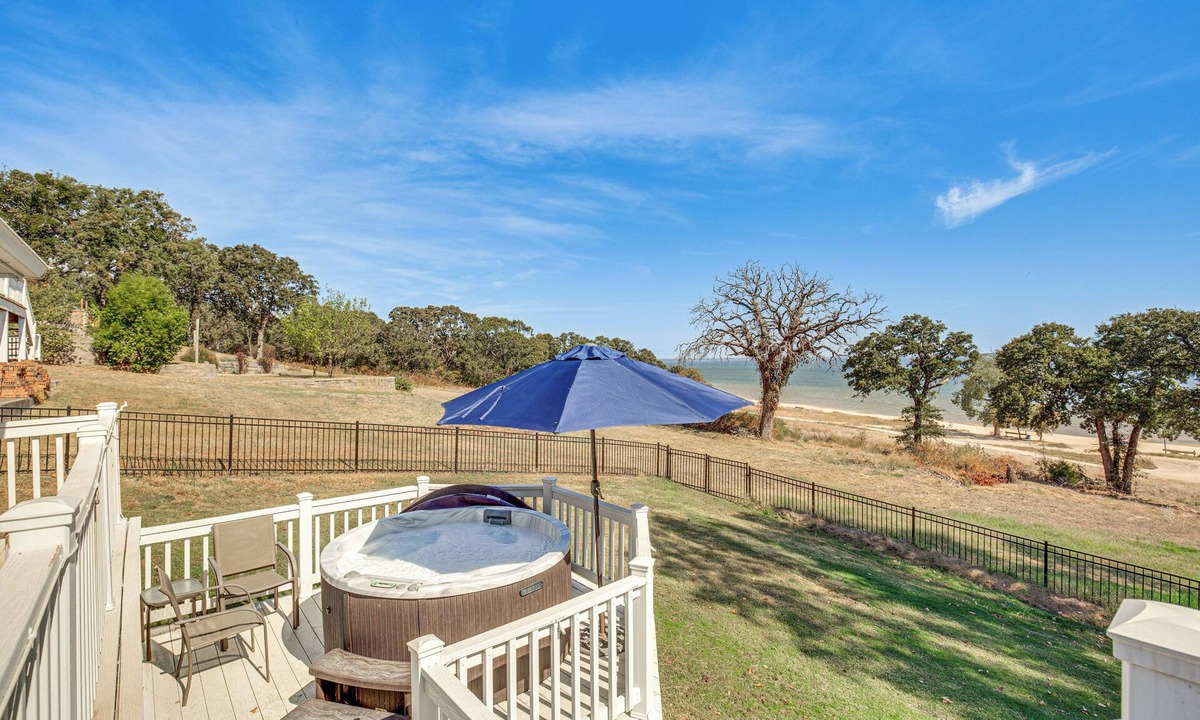 Kingston House | 300 Feet to Lake Texoma: Modern Home w/Deck!