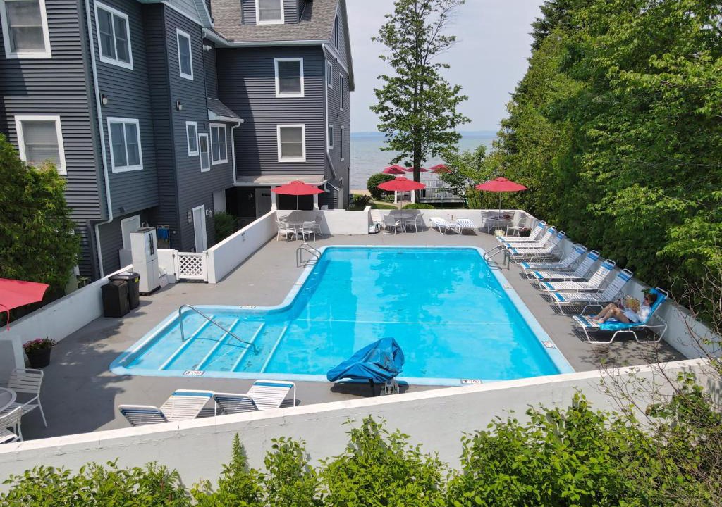 Traverse City House | 300 North Shore Inn