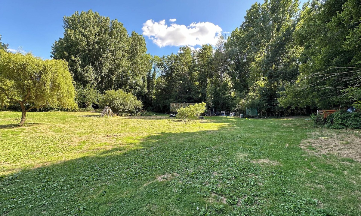 Seugy RV Rental | 3000m2 forest clearing!