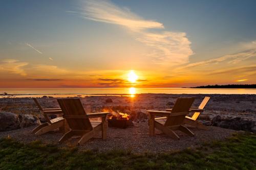 Northern Bruce Peninsula House | 300ft Lake front - All Season, Hot tub, Steam bath