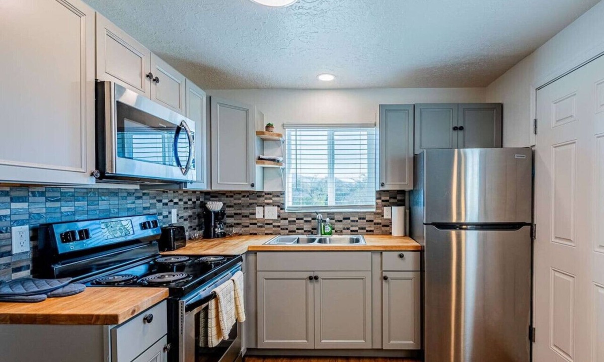 University Heights Apartment | 305 Princeton Suite 7 Overlooking NobHill