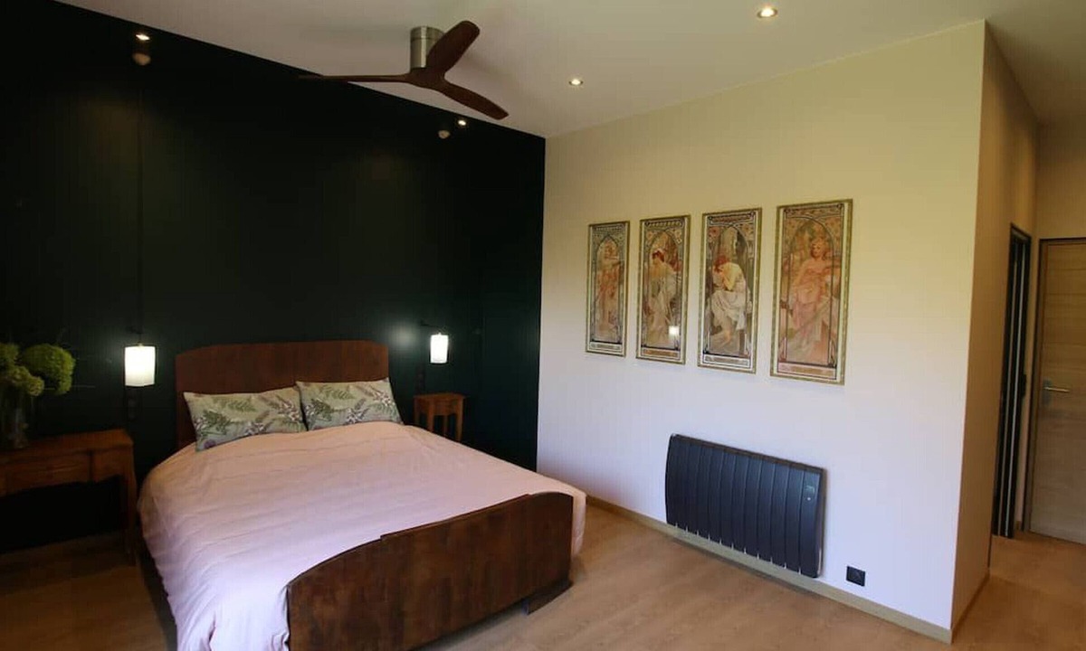 La Ferte-Saint-Aubin Bed & Breakfast | 30s-style guest room with breakfast included, 180 cm bed, Wifi