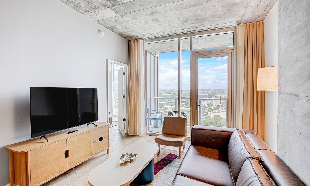 Rainey Street Historic District Condo | 30th-floor Historic Rainey St condo with lakeview balcony - dog-friendly