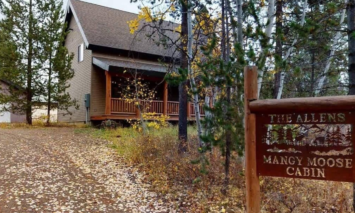 Last Chance House | 32 MI to YNP | Fire Pit | Sleeps 8