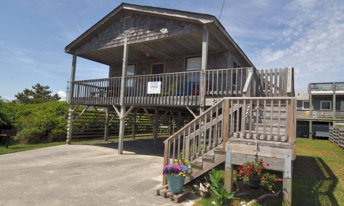 Nags Head House | 320 Dog-Friendly & Across from Beach Access!