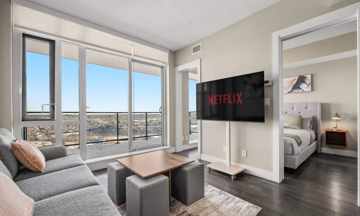 Victoria Park Apartment | 32nd FLoor | Gym | Pet Friendly | Heated Parking