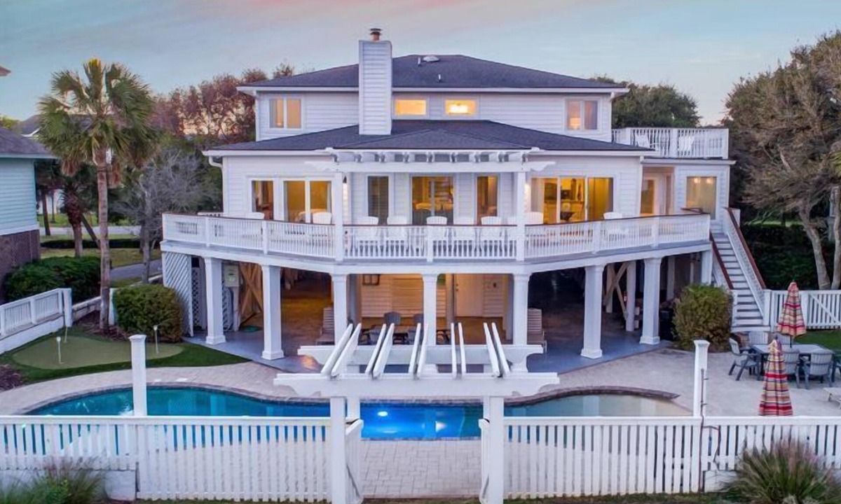 Isle of Palms House | 3302 Palm- OCEAN FRONT, POOL, ELEVATOR, FIRE PIT, PUTTING GREEN ⛳️