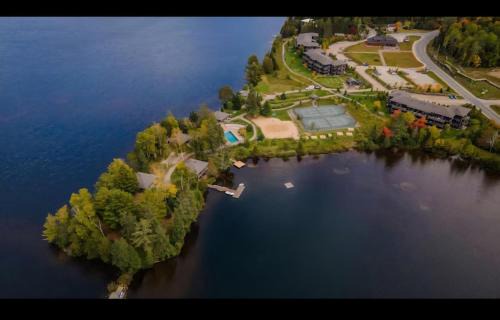 Lac Superieur Village Apartment | 3306 Studio, Condo sur le Lac