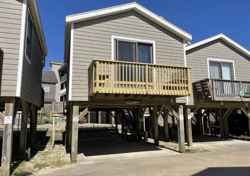 Hatteras Apartment | 34 SAILING IN A GALE