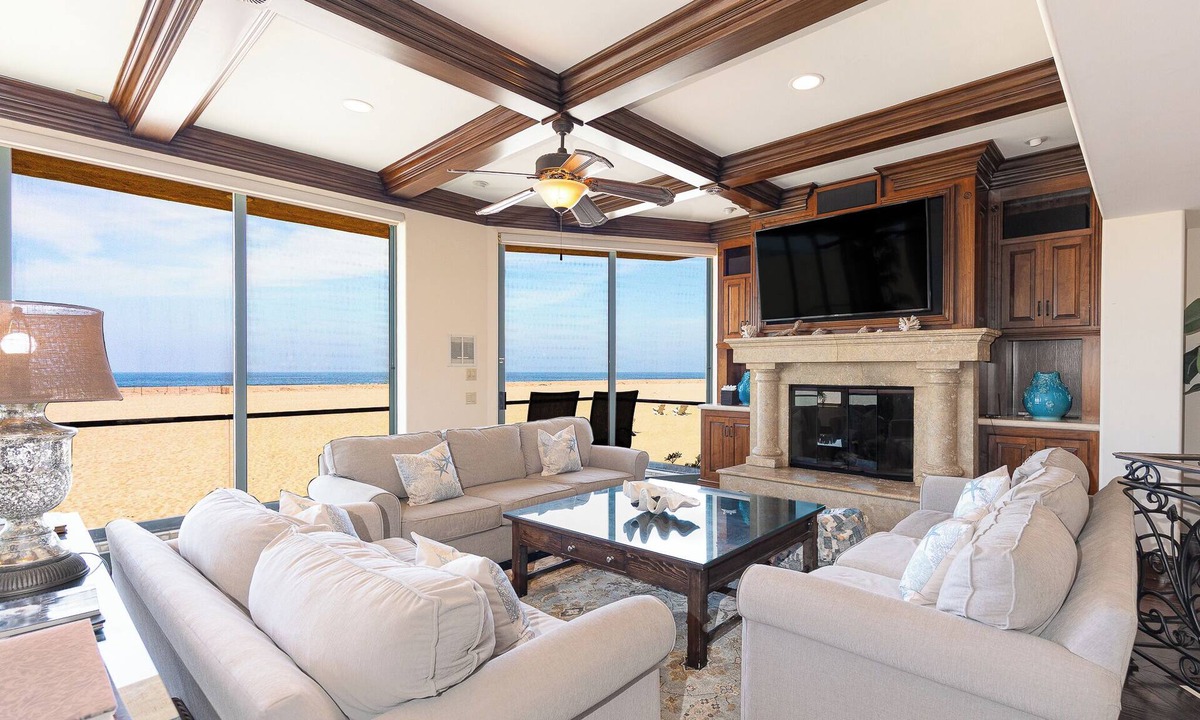 Hollywood House | 3425O Oceanfront Tuscan Villa