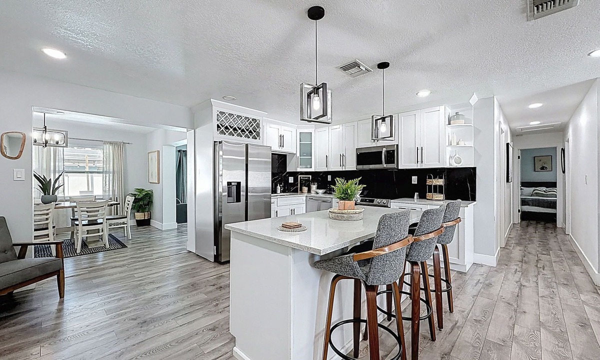 Largo Cottage | 3485 Floral Drive SE