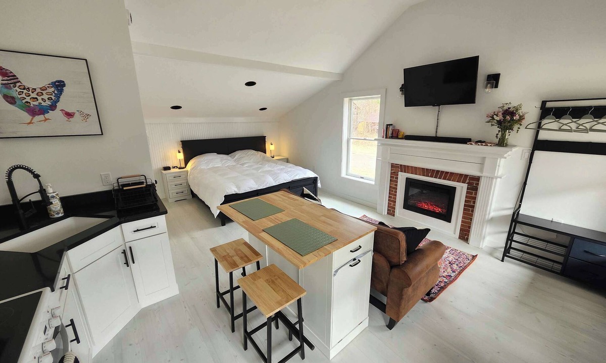 Willsboro Apartment | 349 Reber Sunset Studio