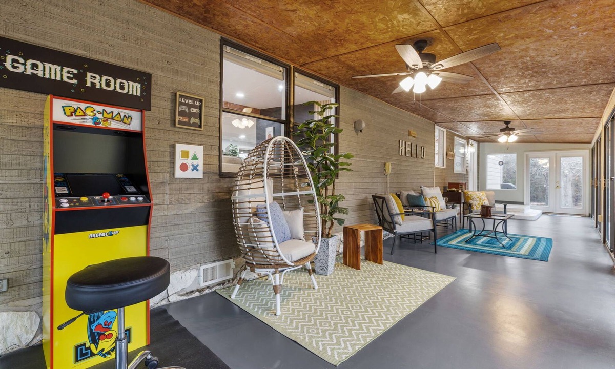 Bourbon Other | 35 Acre Lake Retreat-BBQ-Arcade-Firepit-Fishing