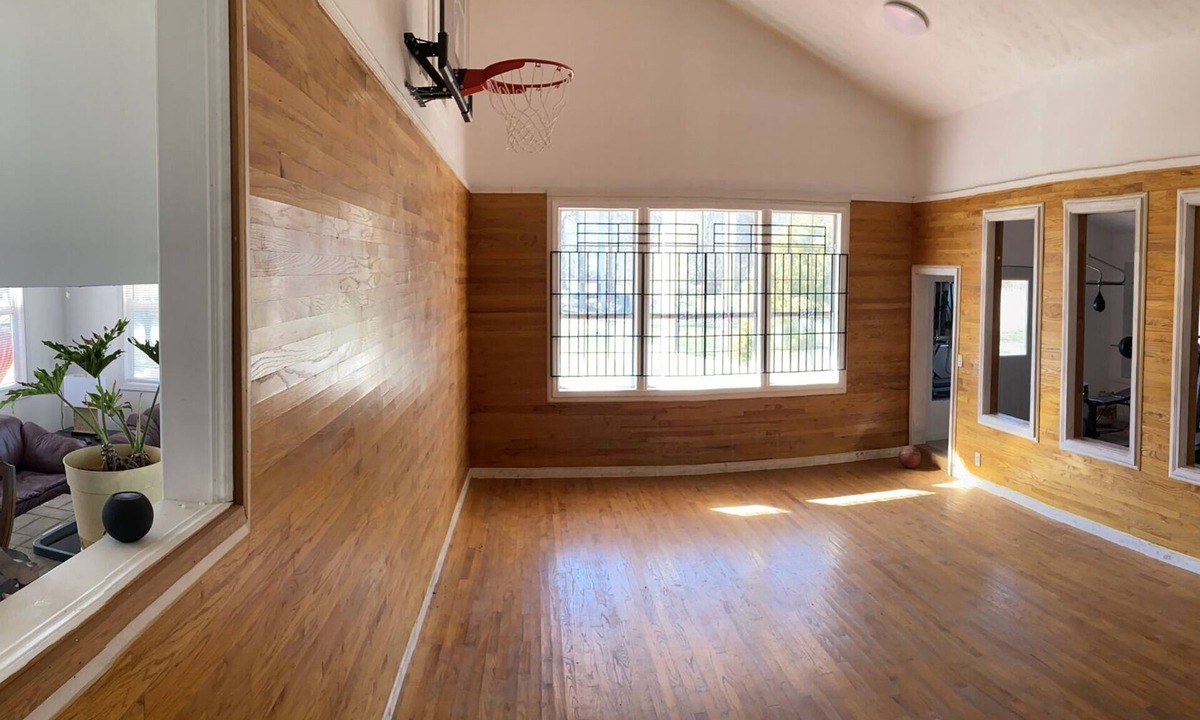 Palmyra House | 35 min to Louisville, 45 to Churchill Downs. Indoor Basketball court.