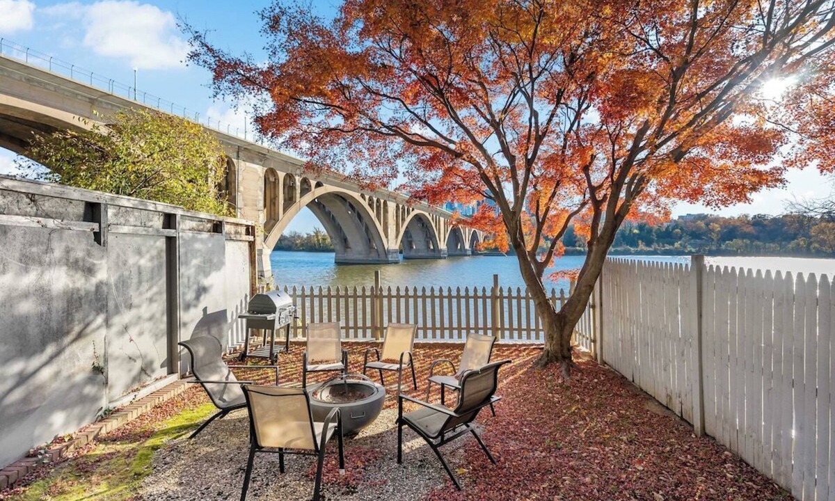 Georgetown Bed & Breakfast | 3524 Water · Million Dollar Views | Georgetown |Patios |Parking
