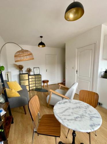 La Madeleine Apartment | 35m2 à la Madeleine: Salon, Cuisine & sdb privés