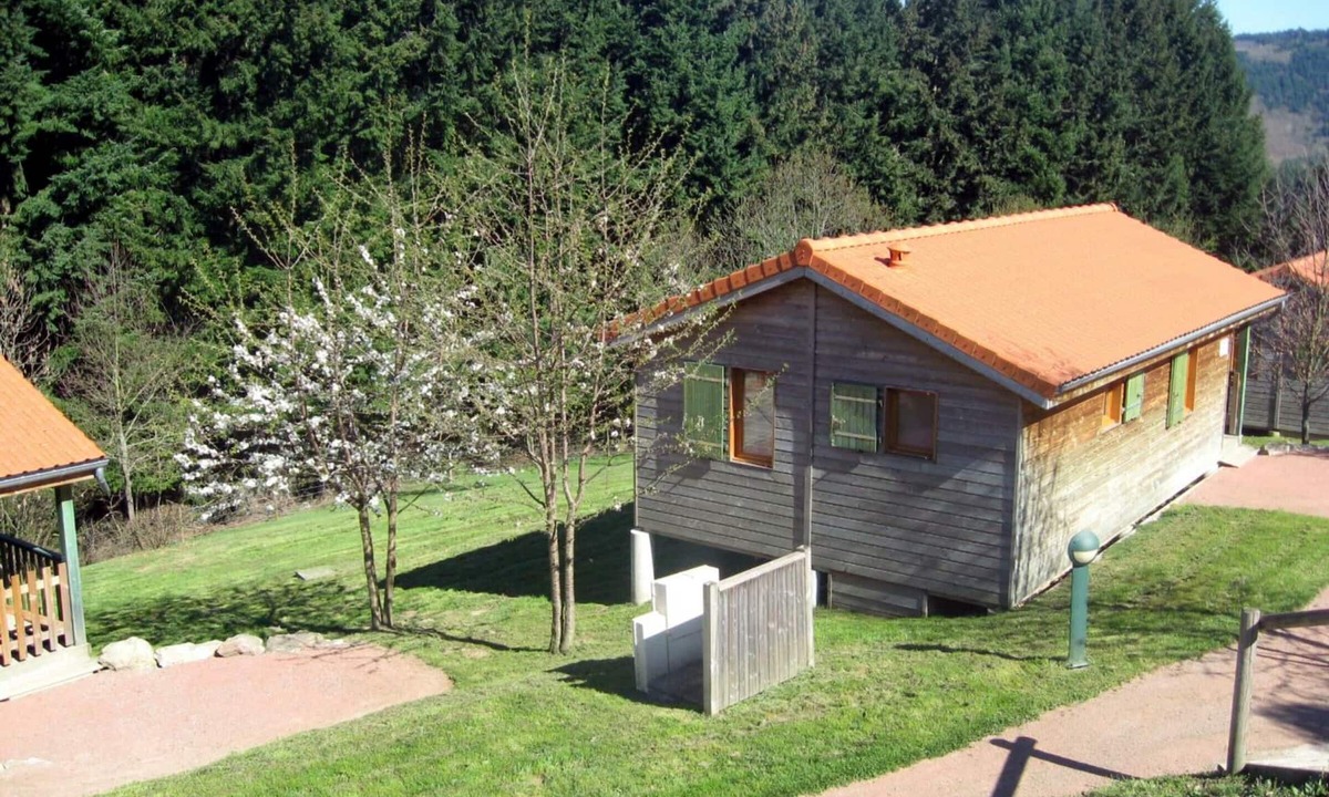 Les Noes Cottage | 35m² Chalet with Private Terrace and Pets Allowed