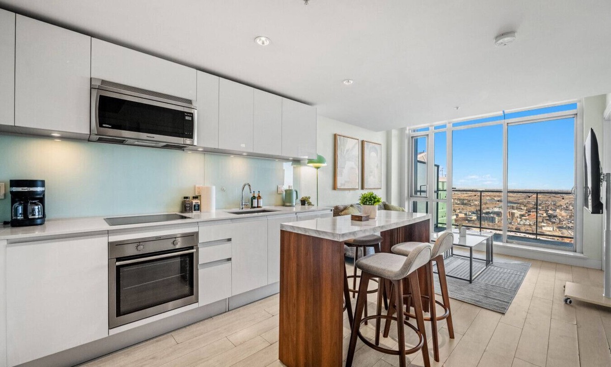 Victoria Park Apartment | 35th FLoor | Gym | Pet Friendly | Heated Parking