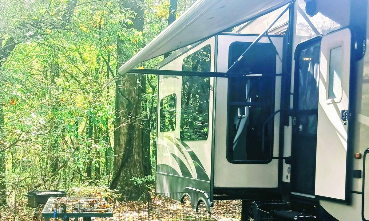 Teulon House | 36 Ft Fifthwheel RV Camper for rent. 3 slide-outs. Cozy upgraded & Pet friendly.