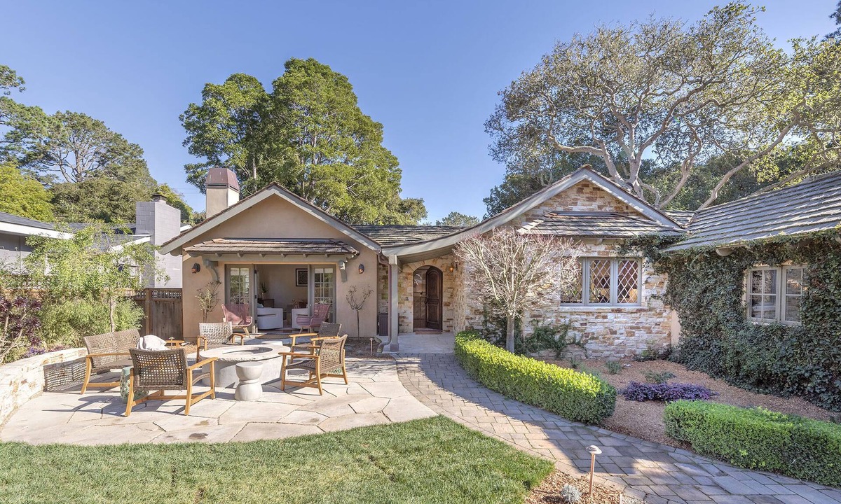 Golden Rectangle House | 3839 Lucky Lotus ~ Beautiful Custom Home Near Town