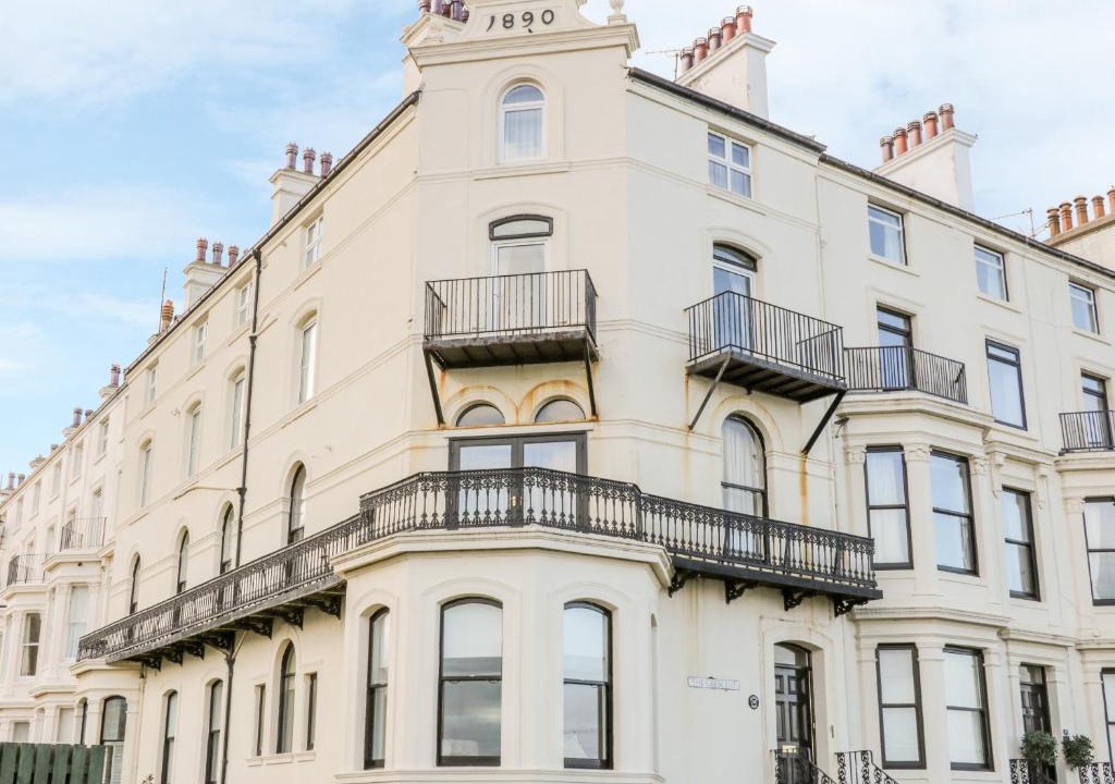 Muston Apartment | 38C The Crescent