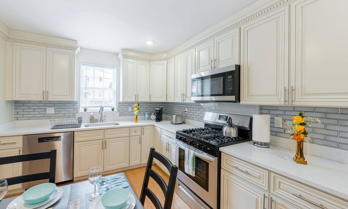 Quincy House | 39-Newly Built Townhouse