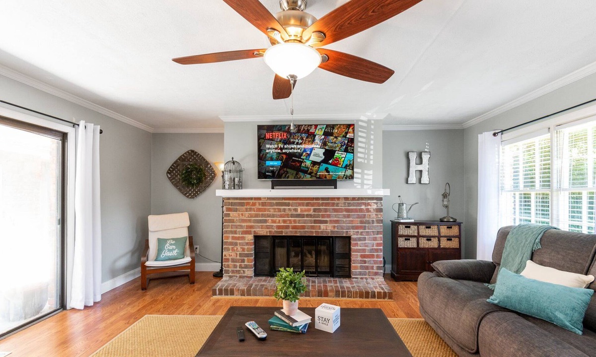 Smyrna House | 3926 Pineview, Smyrna
