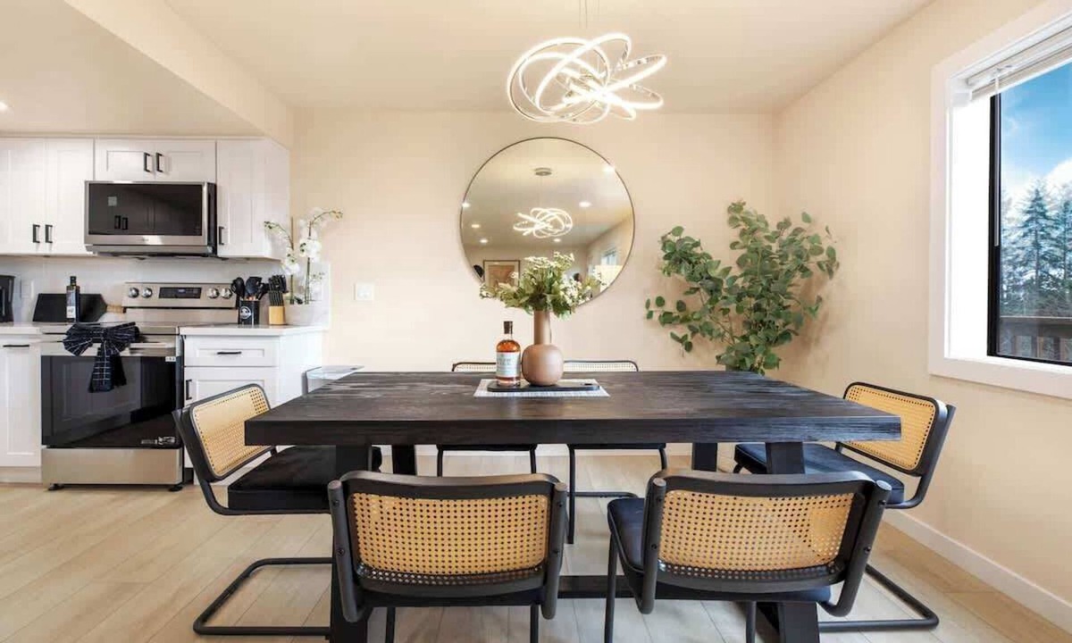 Cougar Mountain House | 3B2B Bellevue Lower Unit | Mountain View | Central