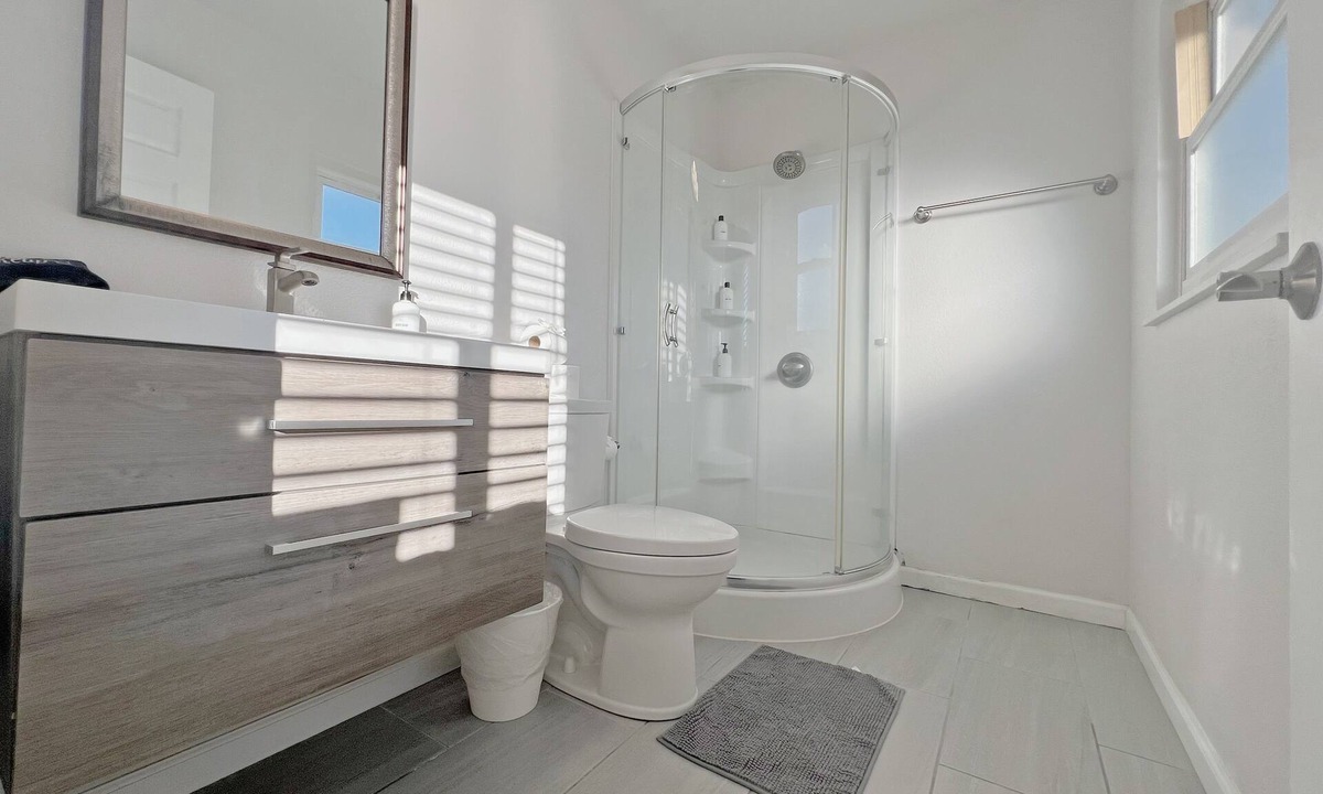 Hayward House | 3B2B Urban Style SFH *Parking*W/D*Central location