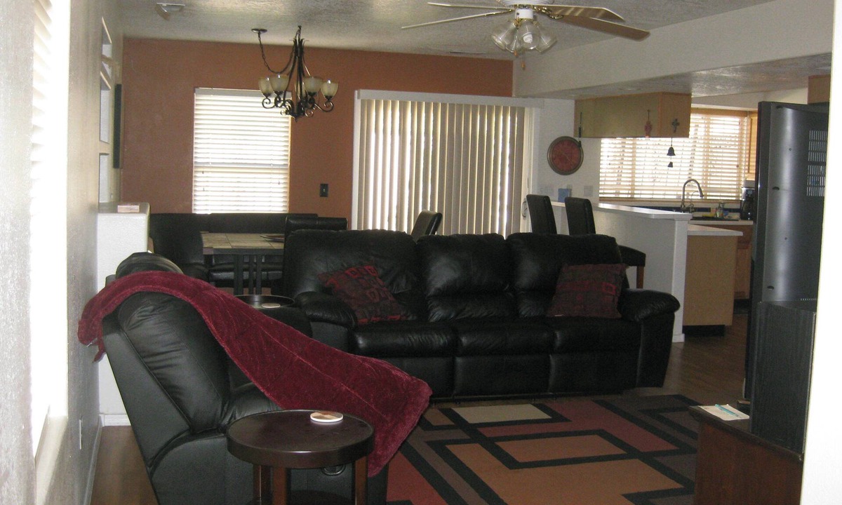 Northwest Heights House | 3bd/2.5bath Coors And I-40 Convenient Freeway Access