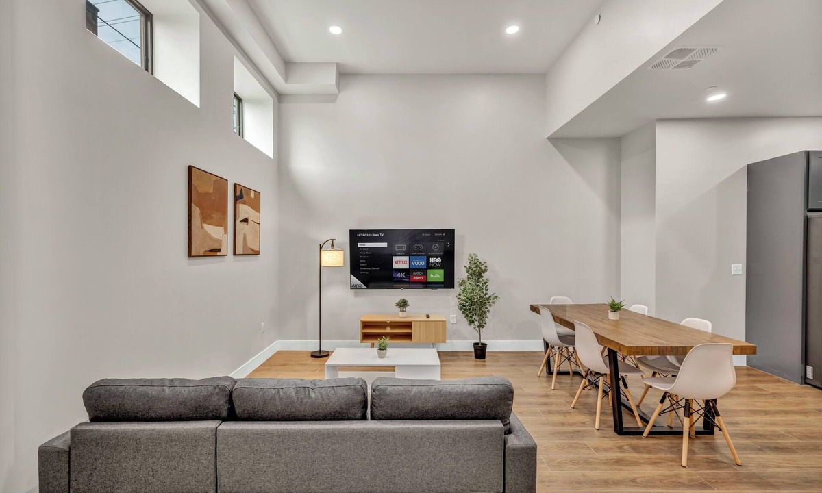 Cleveland Apartment | 3Bd+65"TV+Crib+8 Min from DT CLE