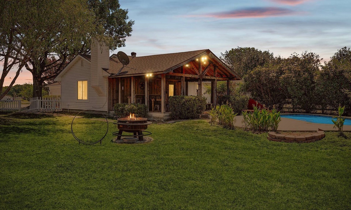 McKinney House | 3BD Farmhouse Country Living - Pool, Patio, Firepit