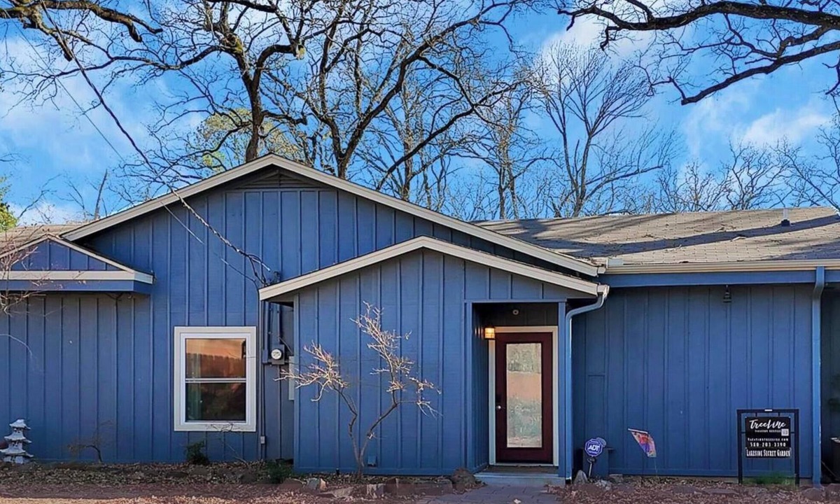 Quinlan House | 3BD Lakefront Escape | Private Dock | Games
